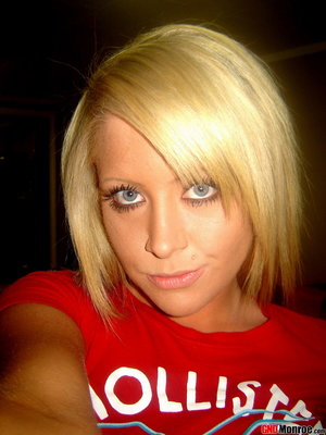 18 year old girl Ella Woods nudes on a vibrator after slowly removing clothing